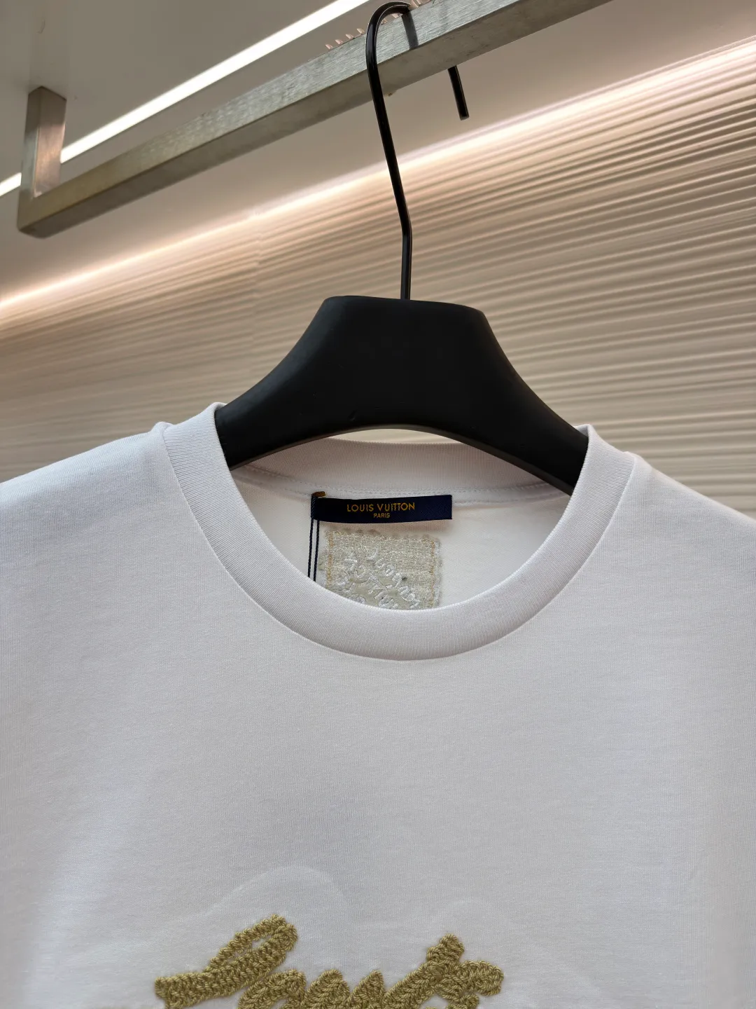 LOUIS VUITTON Raffia letter embroidered short sleeves ●Authentic product: Purchased and developed for 10399 ●Item number: 1680198-X95 ●Material: plain weave high-quality cotton ●Technology: double yarn tensioner thread ●Version: fitted version ●Weight: about 245 grams ●Size: S-M-L-XL ●Description: Clever use of iconic elements like raffia to add a touch of handcrafted flavor to the classic silhouette. Decorated with Louis Vuitton embroidery on the chest and Marque 1.Vuitton Dé 💰osée label on the back. The overall wiring is straight and delicate, the fabric is comfortable and soft, and the color is consistent without color difference. It can be matched with the same style to create a fashionable look and control various occasions. Customized accessories, complete with three standards, same style for men and women!
